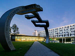 Das Bild zeigt das beleuchtete BVS-Bildungszentrum in Lauingen am Abend