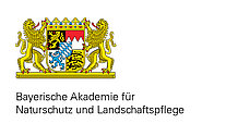 Unter dem Bayerischen Wappen steht der Schriftzug Bayerische Akademie für Naturschutz und Landschaftspflege