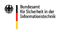 Neben den deutschen Bundesadler sieht man einen Strich in den Farben schwarz rot gold - daneben steht der Schriftzug des BSI