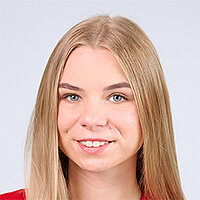 Daniela Mazur Eine junge Frau mit blauen Augen und langen blonden Haaren.