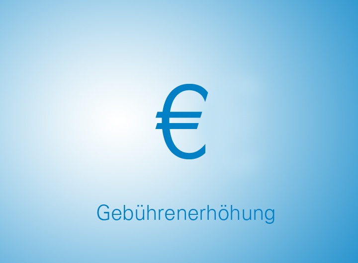 Auf einem blauweißen Verlauf stehen in Blau ein Eurozeichen und der Begriff Gebührenerhöhung.